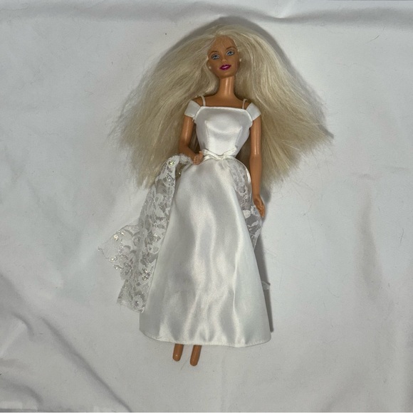 Vintage Musical Bride Barbie Doll - Picture 1 of 4
